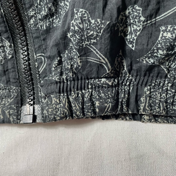 Vintage 90s Reebok Windbreaker jacket Floral leaves Size S Unisex Black Retro - Picture 7 of 7